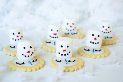 Plätzchen backen mit Kindern: Die besten Tipps und Rezepte - Lustige und kreative Idee: die Melted Snowman-Plätzchen.