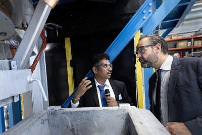 Plasmaofen revolutioniert Recycling von Metallen - Prof. Ajay B. Patil - Leiter der Abteilung Prozessmetallurgie erläutert Sachsen Wissenschaftsminister Sebaastian Gemkow die Funktionsweise des Plasmaofens. Foto: HZDR/Detlev Müller