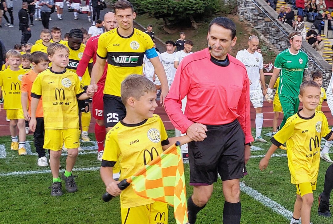 Plauen-Coach Karsten Oswald: "Meine Frau habe ich in Chemnitz kennengelernt" - Der Chemnitzer Tom Fischer (links, Hose Nr. 25) trägt beim VFC Plauen mitunter sogar als Kapitän Verantwortung. Foto: Karsten Repert