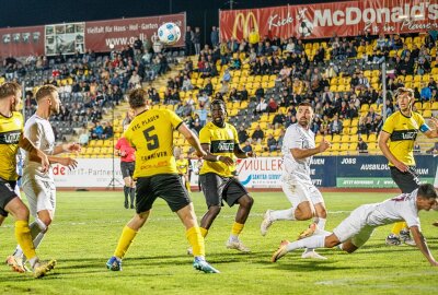 Plauen-Coach Karsten Oswald: "Meine Frau habe ich in Chemnitz kennengelernt" - Tom Fischer (rechts) trägt beim VFC Plauen mitunter als Kapitän Verantwortung. Foto: Oliver Orgs / Pressebüro Repert