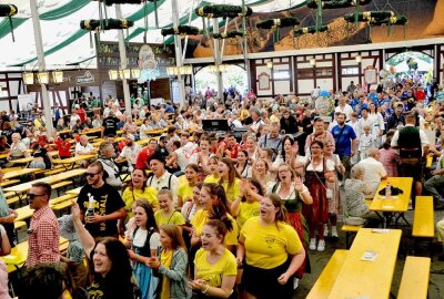 Plauen: Hier gibt's den Wiesn-Umzug in Bildern - Die Premiere der Sternquell Wiesn wurde zum grandiosen Erfolg. Hier gibt's Bilder vom Festumzug. Foto: Sternquell-Brauerei