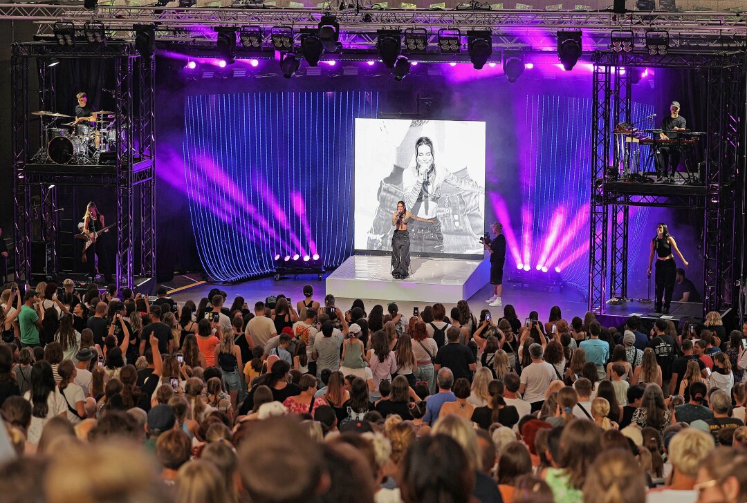 Plauen: Lena Meyer-Landrut kehrt auf die Bühne zurück - Das Bühnenbild mit den von Musikern besetzten Türmen und Videowand erzeugte eine ganz spezielle Atmosphäre. Foto: Thomas Voigt