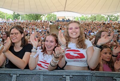 Plauen: Lena Meyer-Landrut kehrt auf die Bühne zurück - Gutgelaunte Fans im Plauener Parktheater feiern ihre Lena. Foto: Thomas Voigt