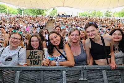 Plauen: Lena Meyer-Landrut kehrt auf die Bühne zurück - Die Fans in der ersten Reihe fiebern dem Auftritt von Lena entgegen. Foto: Thomas Voigt