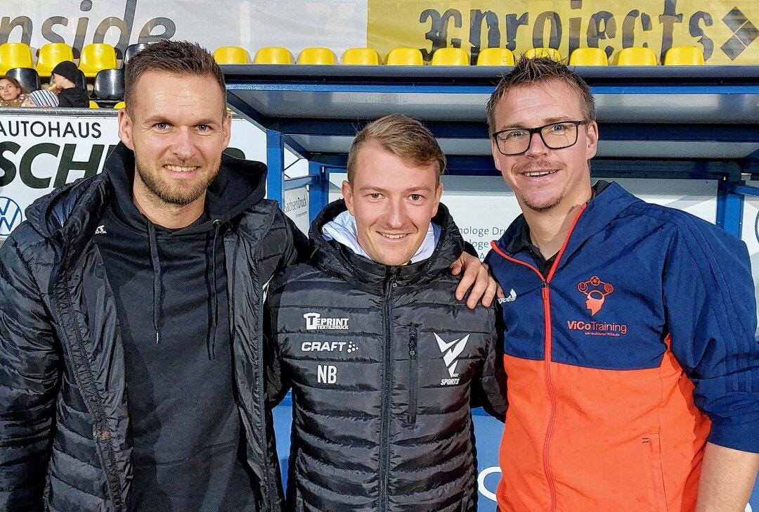 Plauen: Ost-West-Fußballer spielen für Kinderkrebshilfe 4.000 Euro ein - Die drei Organisatoren (von links): Jan Zimmermann, Nils Bauer (beide VOGUT) und Bastian Richter von der VR Bank Bayreuth-Hof. Foto: Karsten Repert