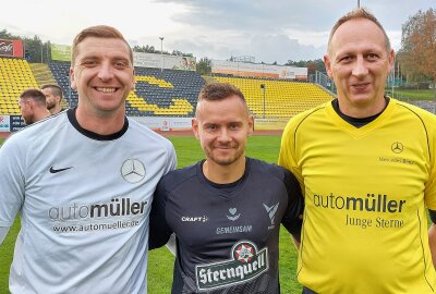 Plauen: Ost-West-Fußballer spielen für Kinderkrebshilfe 4.000 Euro ein - Ein Erinnerungsfoto mit dem Deutschen Meister Chris Löwe (Mitte) gab es für Christian Endreß (links) und Michael Greim (rechts), beide FC Stammbach. Foto: Karsten Repert