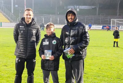 Plauen: Ost-West-Fußballer spielen für Kinderkrebshilfe 4.000 Euro ein - Hier gibt es ein paar Impressionen vom Benefizfußballspiel zwischen der VOGUT-Vogtlandauswahl und dem Hofer Land. Foto: Karsten Repert