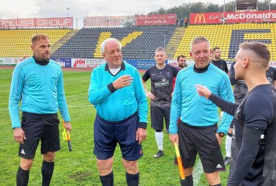 Plauen: Ost-West-Fußballer spielen für Kinderkrebshilfe 4.000 Euro ein - Die Unparteiischen von links: Michael Ott, Siegfried Jahn und Andreas Höhn mit VOGUT-Kapitän Chris Löwe. Foto: Karsten Repert