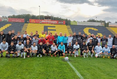 Plauen: Ost-West-Fußballer spielen für Kinderkrebshilfe 4.000 Euro ein - Im Bild die VOGUT-Vogtlandauswahl und das Team Hofer Land. Foto: Karsten Repert