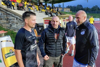 Plauen: Ost-West-Fußballer spielen für Kinderkrebshilfe 4.000 Euro ein - Hier gibt es ein paar Impressionen vom Benefizfußballspiel zwischen der VOGUT-Vogtlandauswahl und dem Hofer Land. Foto: Karsten Repert