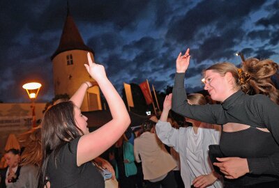 Plauener Frühling macht Laune - Ausgelassene Stimmung am Samstagabend zur DJ-Party am Nonnenturm. Foto: Thomas Voigt