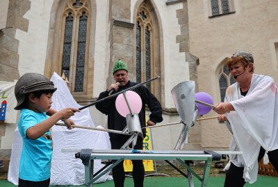 Plauener Frühling macht Laune - Der Spiel-Spaß-Kindertreff feierte zum Plauener Frühling sein 30. Vereinsjubiläum. Leiterin Silke Neumann (re.) eröffnete am Samstagnachmittag die Ritterspiele am Johanniskirchplatz. Foto: Thomas Voigt