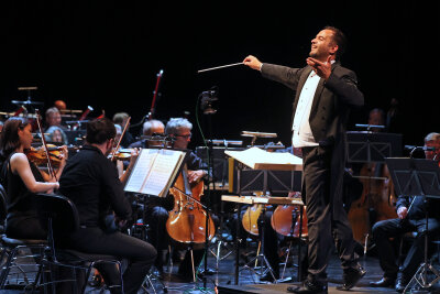 Generalmusikdirektor Leo Siberski und die  Clara-Schumann-Philharmonie stimmte die Besucher auf die neue Spielzeit ein. Foto: Thomas Voigt   