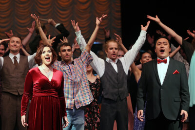 Christina Maria Gass und Wonjong Lee sangen im Finale ein Trinklied aus der Oper "La Traviata". Alle Akteure des Abends stimmten mit ein.  Foto:  Thomas Voigt 