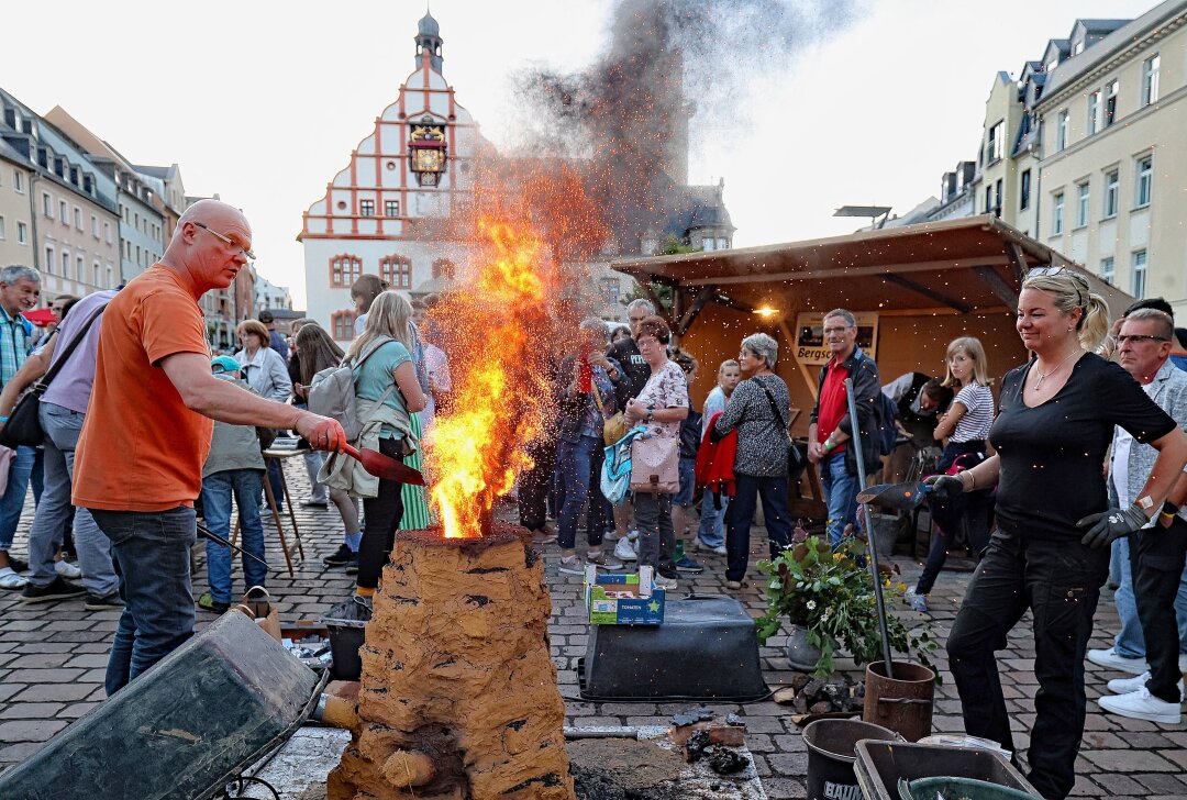 Plauener Nacht der Museen war ein voller Erfolg: Kulturangebote in 22 Locations - Bianca Hallebach (re.) und ihr Helfer-Team hielten den keltischen Rennofen auf dem Altmarkt am Laufen. Foto: Thomas Voigt