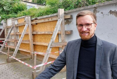 Plauener sammeln 19.000 Euro für Erhalt der letzten Synagogenmauer - Bürgermeister Tobias Kämpf steht vor dem letzten Rest der Synagoge von Plauen. In der Senefelder Straße entsteht nun eine Gedenkstätte. Fotos: Karsten Repert