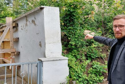 Plauener sammeln 19.000 Euro für Erhalt der letzten Synagogenmauer - Bürgermeister Tobias Kämpf steht vor dem letzten Rest der Synagoge von Plauen. In der Senefelder Straße entsteht nun eine Gedenkstätte. Fotos: Karsten Repert