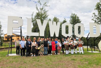 Plywood-Skulptur am Olbernhauer Bahnhof eingeweiht - Ein Foto vor der neuen Skulptur. Foto: Ilka Ruck