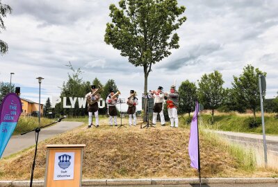 Plywood-Skulptur am Olbernhauer Bahnhof eingeweiht - Die Musiker des Musikkorps sorgten für eine stimmungsvolle Umrahmung. Foto: Ilka Ruck