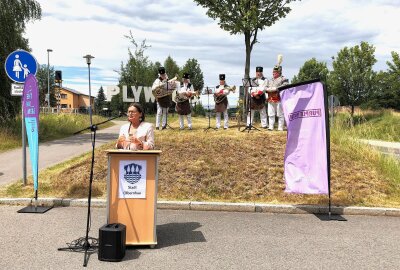 Plywood-Skulptur am Olbernhauer Bahnhof eingeweiht - Staatssekretärin Barbara Meyer setzt auf Touristenströme. Foto: Ilka Ruck