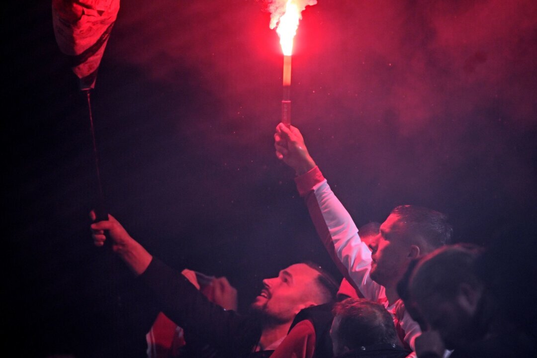 Podolski droht Bußgeld der Stadt Köln wegen Pyrotechnik - Lukas Podolski mit einer brennenden Pyro-Fackel in der Hand. 