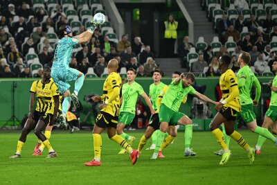 Pokal-Aus in Wolfsburg: Dortmunder Krise geht weiter - Viel los im Wolfsburger Strafraum: Torwart Kamil Grabara hält den Ball.