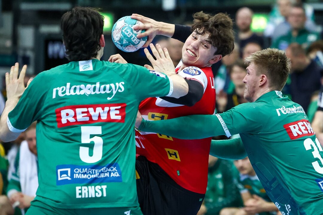 Pokal-Klassiker für Eisenach "Spiel des Jahres" - Eisenachs Marko Grgic (M) gegen zwei Leipziger Abwehrspieler.