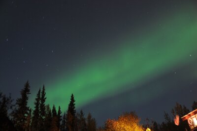 Polarlichter am Highway - Herbstlicher Roadtrip in Alaska - Tanzende Polarlichter erstrahlen am Nachthimmel über Fairbanks.