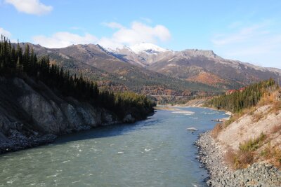 Polarlichter am Highway - Herbstlicher Roadtrip in Alaska - Unbefestigt, kalt, klar: ein Flusslauf im Denali-Nationalpark.