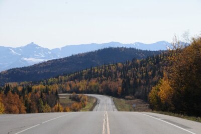 Polarlichter am Highway - Herbstlicher Roadtrip in Alaska - Leere Straßen durch die Weite: Auf den Highways inmitten der Natur Alaskas ist nicht viel los.