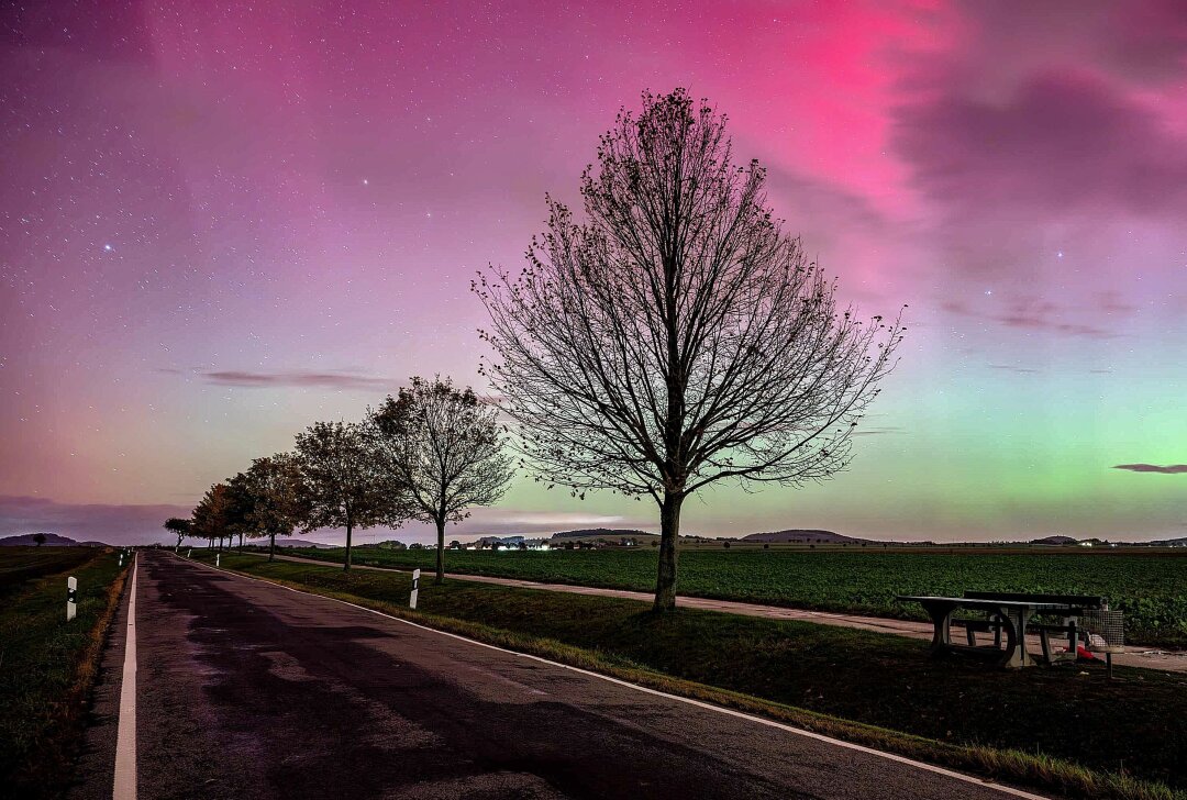 Polarlichter über Sachsen verzaubern erneut den Nachthimmel - Über Zittau leuchtete der Himmel grün, rosa und violett. Foto: xcitepress