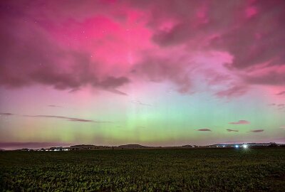 Polarlichter über Sachsen verzaubern erneut den Nachthimmel - Über Zittau leuchtete der Himmel grün, rosa und violett. Foto: xcitepress