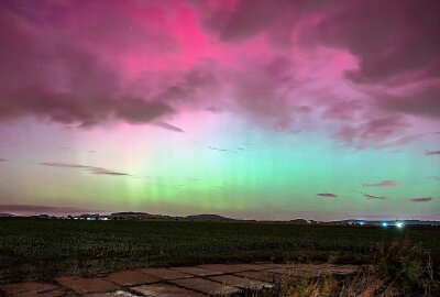 Polarlichter über Sachsen verzaubern erneut den Nachthimmel - Über Zittau leuchtete der Himmel grün, rosa und violett. Foto: xcitepress