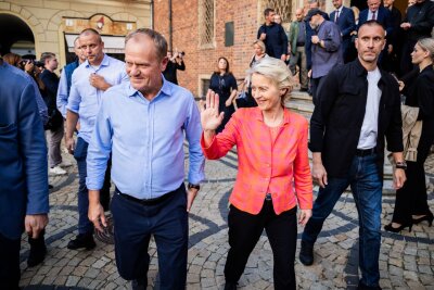 Polen plant vorübergehende Aussetzung des Asylrechts - Ursula von der Leyen (CDU), Präsidentin der Europäischen Kommission, und Donald Tusk, Ministerpräsident von Polen, verlassen nach einem Pressestatement das Rathaus von Breslau.