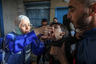 Polio-Impfkampagne im Gazastreifen fortgesetzt - Bei der zweiten Impfkampagne im Oktober waren palästinensische Kinder in Deir El-Balah im zentralen Gazastreifen geimpft worden. (Archivfoto)