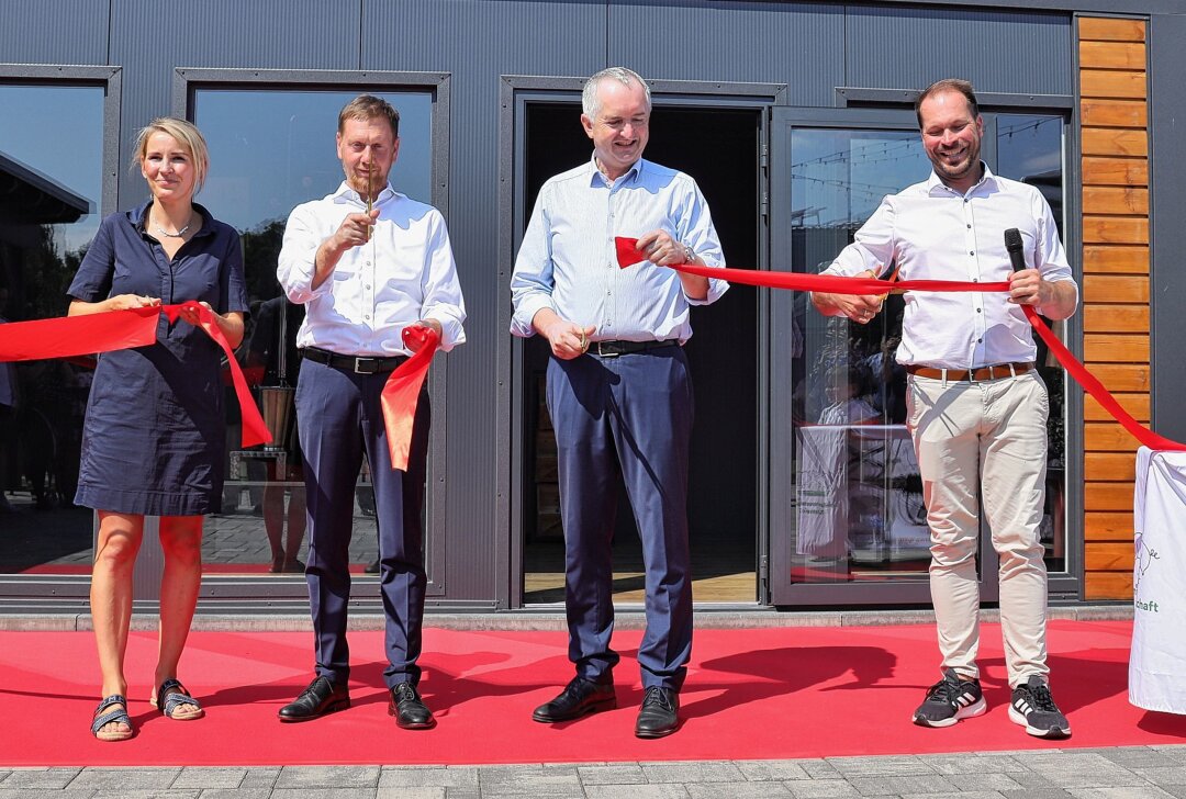 Politiker weihen neue Destille in der Torfgrube ein - Ina Vennedey, Michael Kretschmer, Thomas Schmidt und Robert Vennedey bei der Einweihung. Foto: A. Funke