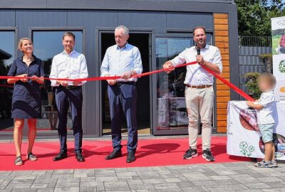 Politiker weihen neue Destille in der Torfgrube ein - Ina Vennedey, Michael Kretschmer, Thomas Schmidt und Robert Vennedey bei der Einweihung. Foto: A. Funke