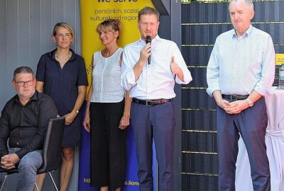 Politiker weihen neue Destille in der Torfgrube ein - Der Ministerpräsident in der Gesprächsrunde mit Unternehmen. Foto: A. Funke