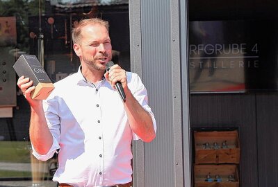 Politiker weihen neue Destille in der Torfgrube ein - Robert Vennedey bei der Einweihung. Foto: A. Funke