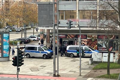 Polizei-Einsatz in der Chemnitzer City - Polizisten führten am Montag eine Kontrolle durch in Chemnitz. Foto: privat