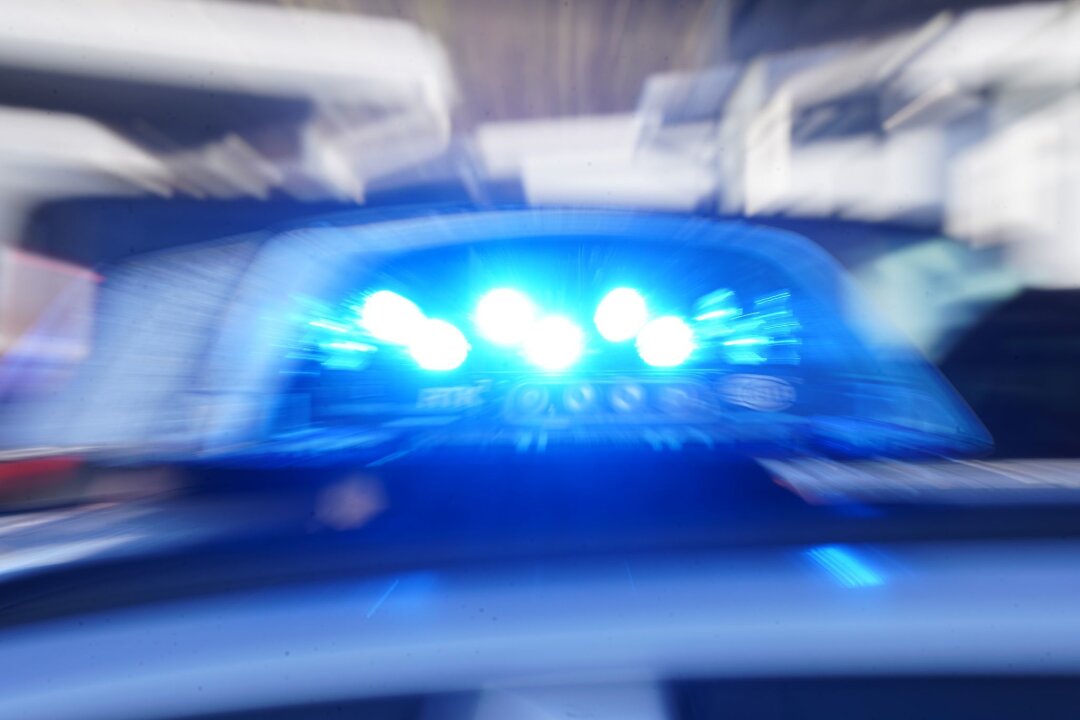 Polizei ermittelt nach Todesfall in Leipzig - Die Polizei ist in der Georg-Schumann-Straße im Einsatz. (Symbolbild)