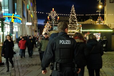 Polizei kontrolliert Messerverbot auf Weihnachtsmärkten - Die Polizei wird auf Weihnachtsmärkten stichprobenartig Waffenkontrollen durchführen. (Symbolfoto)