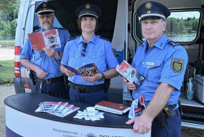 Polizei mit Über-Land-Präventionstour in der Region unterwegs - Das Präventionsmobil der Polizei hat am Filzteich einen Stopp eingelegt - im Bild (v.li.) Polizeihauptkommissar Uwe Nerger von der Polizeilichen Beratungsstelle sowie Viola Reicher und Joachim Heißenberg von der Polizeidirektion Chemnitz, Fachdienst Prävention. Foto: Ralf Wendland