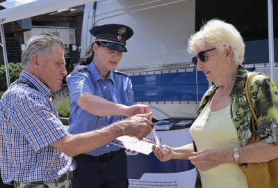 Polizei mit Über-Land-Präventionstour in der Region unterwegs - Polizeihauptmeisterin Kathy Seyferth (Mitte) im Gespräch mit Peter Otto aus Freiberg (86) und Gisela Maul aus Lugau (82) beim Stopp der Über-Land-Präventionstour in Lugau. Foto: Ralf Wendland