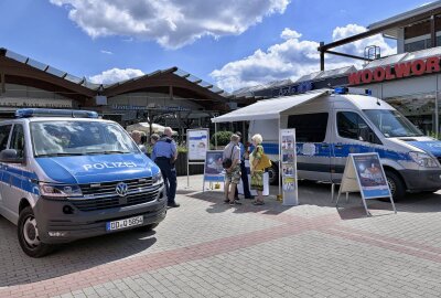 Polizei mit Über-Land-Präventionstour in der Region unterwegs - Das Präventionsmobil der Polizei hat auch in Lugau einen Stopp eingelegt. Foto: Ralf Wendland