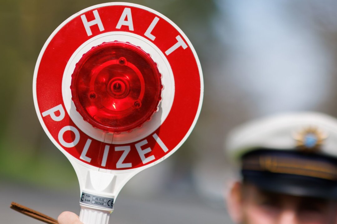 Polizei nimmt zwei mutmaßliche Schleuser fest - Nach langen Ermittlungen hat die Polizei zwei von vier verdächtigen Schleusern aus dem Verkehr gezogen. (Symbolbild)