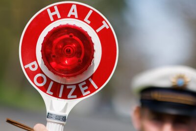 Polizei nimmt zwei mutmaßliche Schleuser fest - Nach langen Ermittlungen hat die Polizei zwei von vier verdächtigen Schleusern aus dem Verkehr gezogen. (Symbolbild)