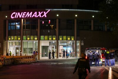 Polizei schießt Verdächtigen vor Kino in Krefeld nieder - Die Ermittler gehen davon aus, dass es sich bei dem vor einem Kino in Krefeld niedergeschossenen Mann um einen Einzeltäter handelt.