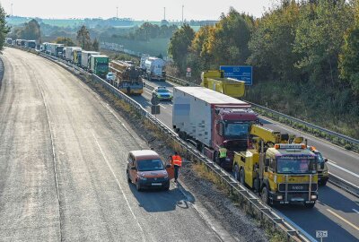 Polizei sperrt A14: Defekter Lastwagen sorgt für 20 Kilometer Stau - Lastwagenpanne verursacht Stau auf der A14 bei Leisnig. EHL Media