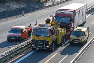 Polizei sperrt A14: Defekter Lastwagen sorgt für 20 Kilometer Stau - Fahrtrichtung Dresden bleibt ungehindert auf der A14 befahrbar. Foto: EHL Media